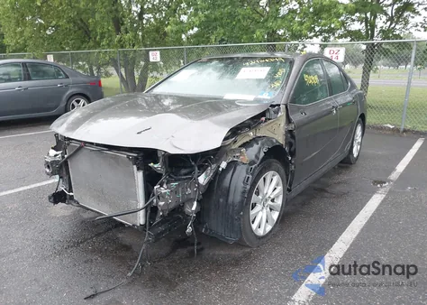 2020 Toyota Camry Le z USA, uszkodzony, nr VIN 4T1C11AK6LU341704